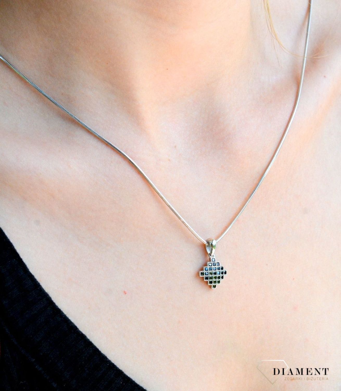 Srebrna zawieszka kwadracik z czarnymi cyrkoniami DIA-ZAW-9428-925To interesująca zawieszka w o kwadratowym kształcie z czarnymi cyrkoniami. Subtelna, a jednocześnie elegancka zawieszka sprawdzi się idealnie na prezent..jpg